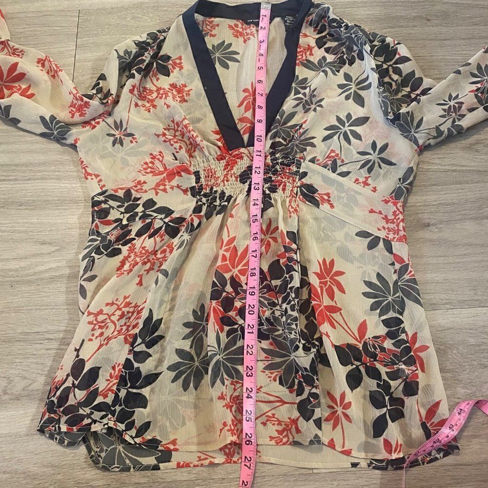 New York & Complany sheer floral v neck women's blouse size medium - Picture 5 of 7